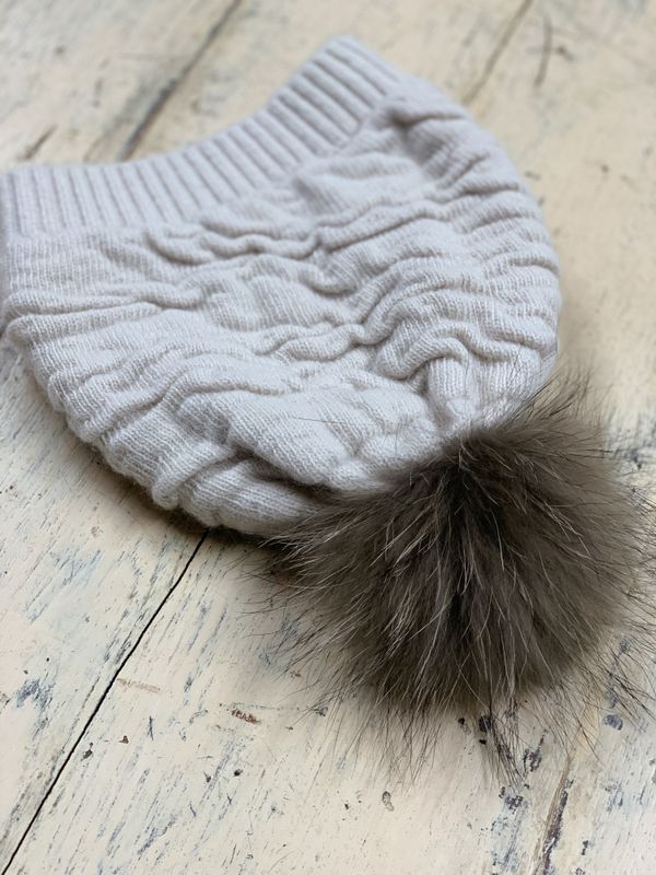 Natures Collection off-white lue med pels 50% ull