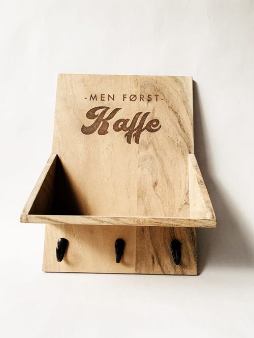 Hovedbilde Hylle akasie «men først kaffe»